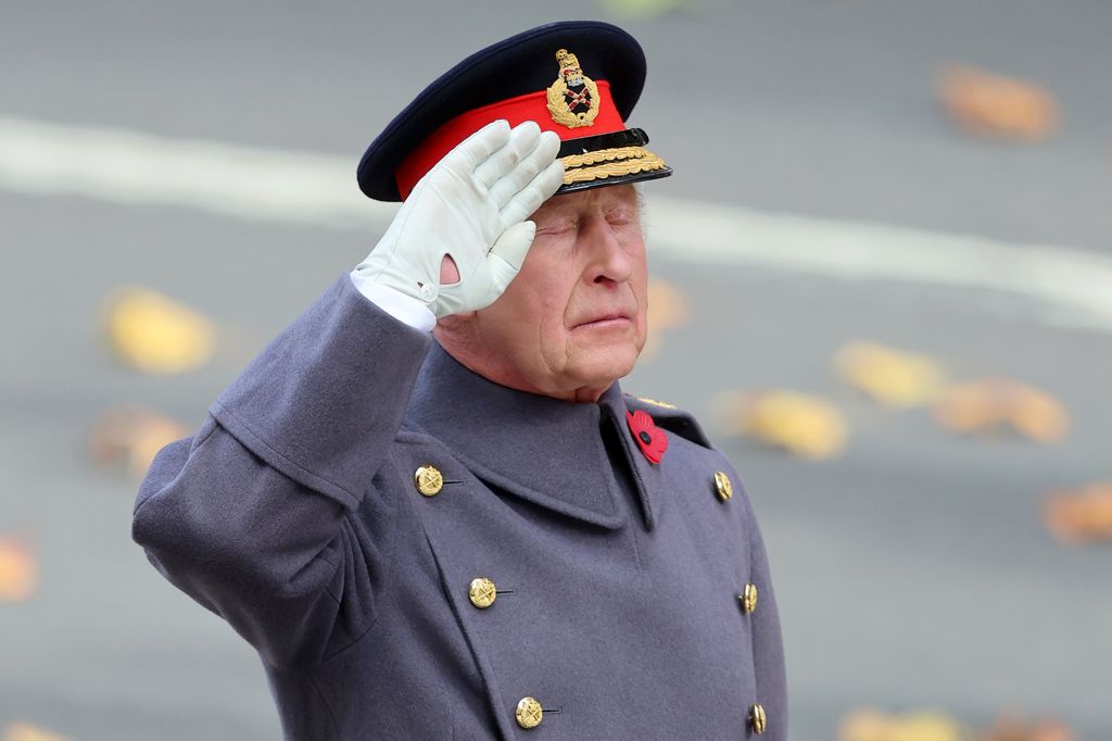 Carlos III, visiblemente emocionado en la ceremonia, que ha comenzado a las 11:00 con dos minutos de silencio