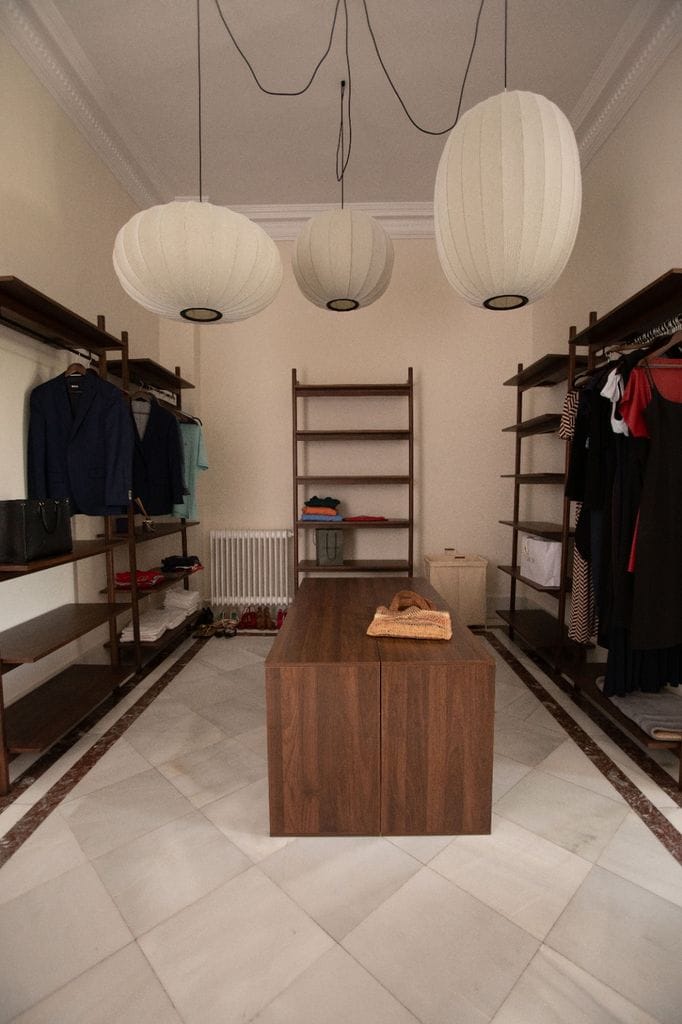 Vestidor con estanterías de madera