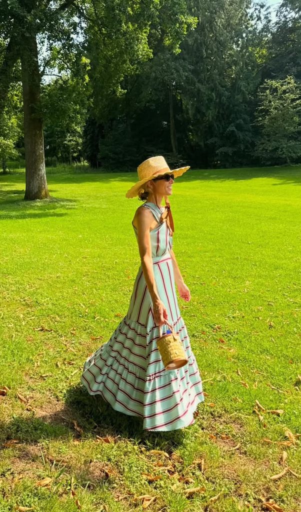 Inés de Cominges, la aristócrata experta en llevar sombrero de rafia y capazo en todos sus planes, de más casuales a superelegantes