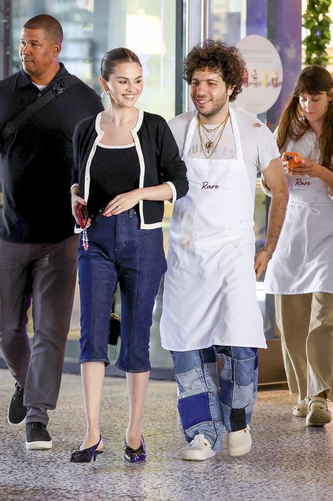 Selena Gómez y Benny Blanco salen de Westfield Century City en Los Ángeles.