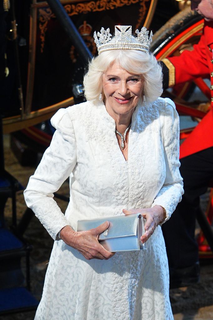 La reina Camilla junto a la Corona Estatal de Jorge IV