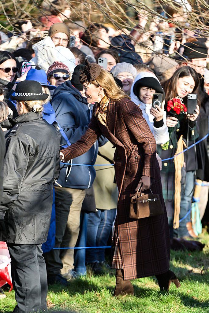 La princesa de Gales saludando a la gente