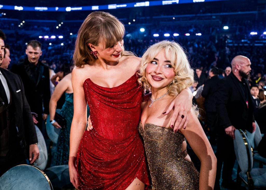 Taylor Swift y Sabrina Carpenter en la 67º edición de los Grammy, celebrada en febrero de 2025
