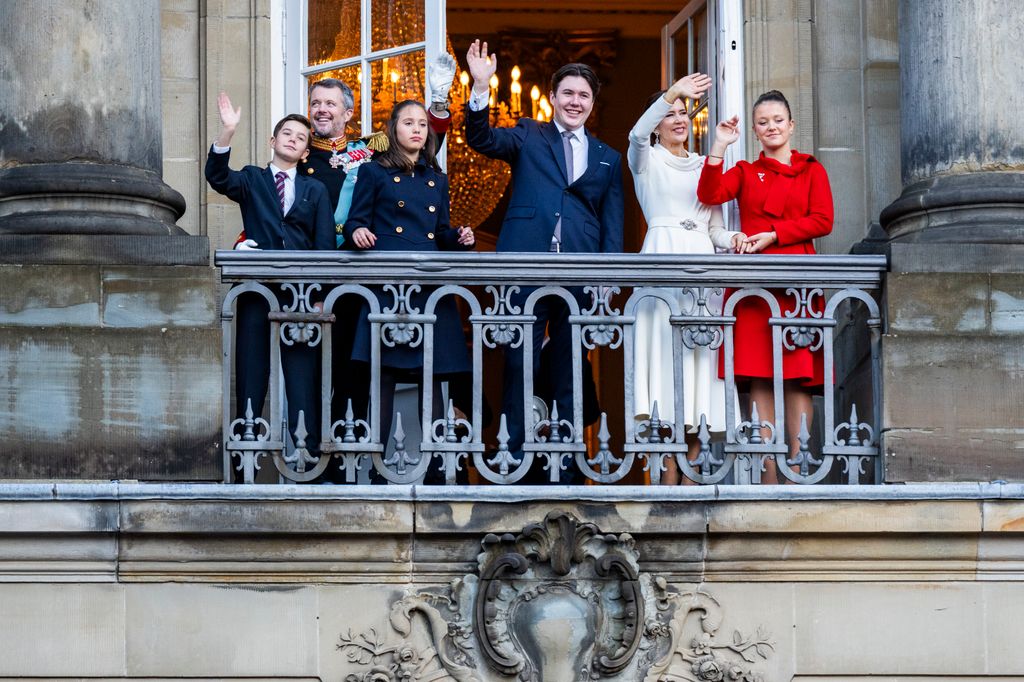 Familia real de dinamarca en el balcón del castillo de Amalienborg después de su proclamación el 14 de enero de 2024 en Copenhague