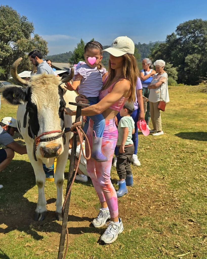 Los niños se divirtieron en una granja.