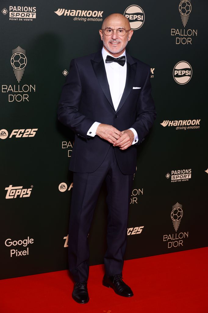 Plano entero de Luis de la Fuente en la Gala del Balón de Oro 2024