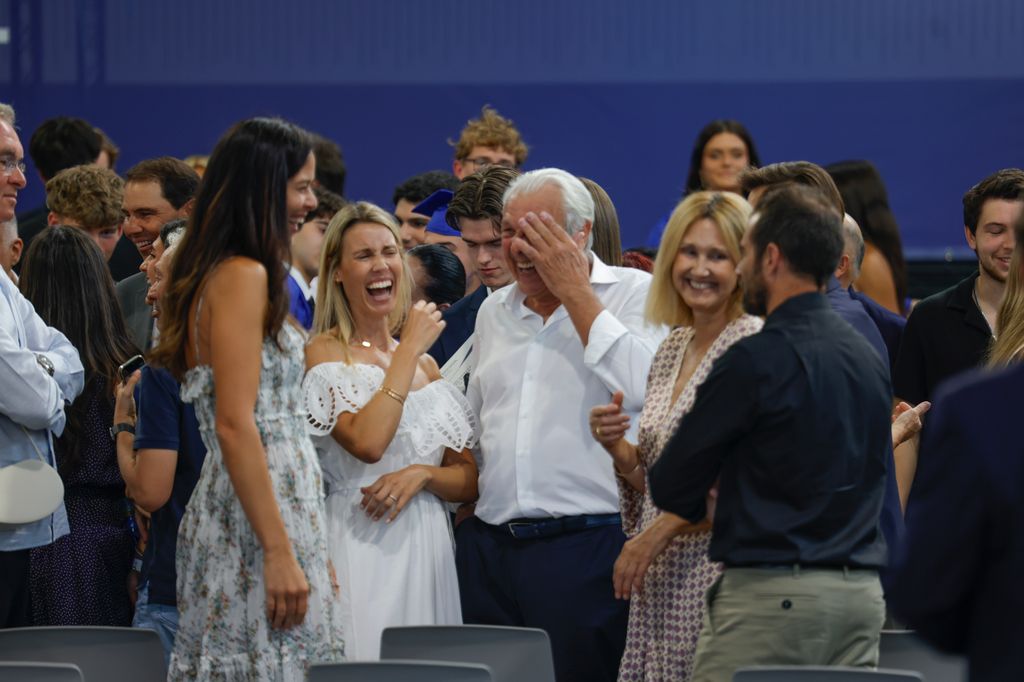 Ana Ivanovic charla y ríe con los seres queridos del deportista