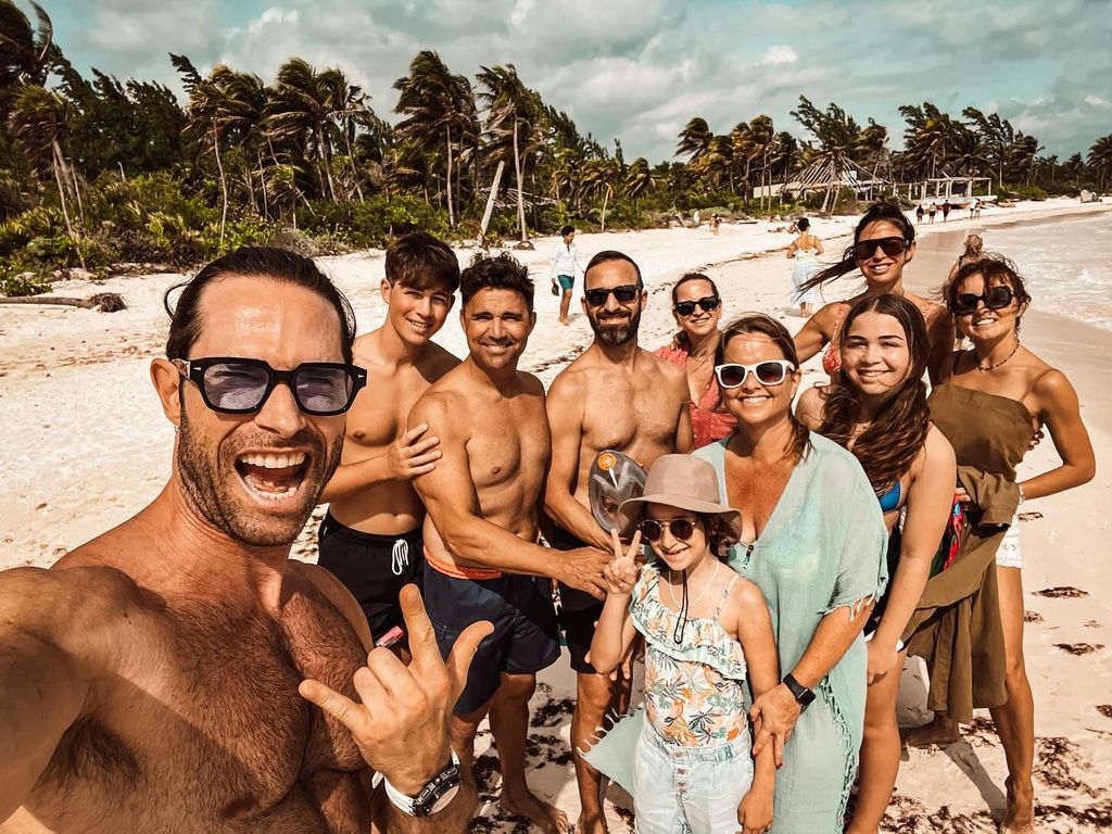 Sebastián Rulli presume las vacaciones con su gran familia de la mano ...
