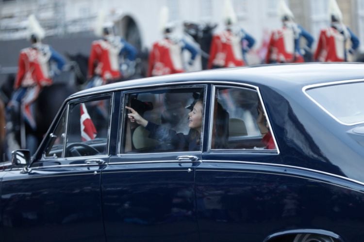 Josephine de Dinamarca señalando desde el coche