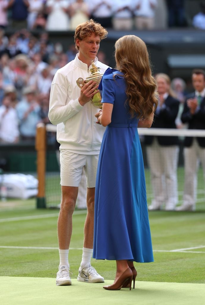Jannik Sinner y la princesa de Gales en la ceremonia de premiación. 