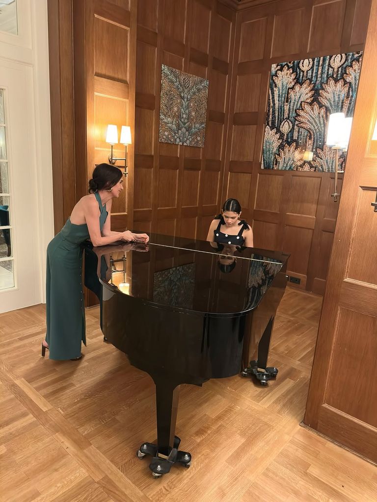 Paz Vega mira con orgullo a su hija Ava tocando el piano