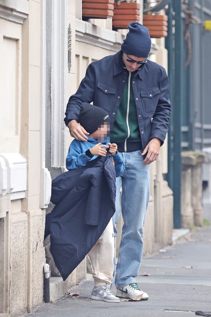 El pequeño sale de la casa de su madre