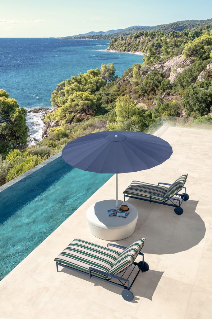 Piscina con vistas marítimas y una zona de solárium muy confortable