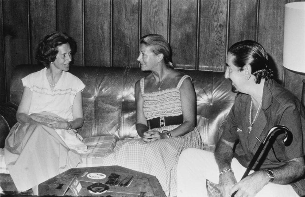 Jaime de Mora y Aragón y su mujer, conversando con la reina Fabiola de Bélgica