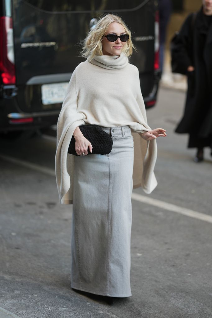 Vestir de blanco en invierno tiene truco y las invitadas a los desfiles de New York Fashion Week lo saben