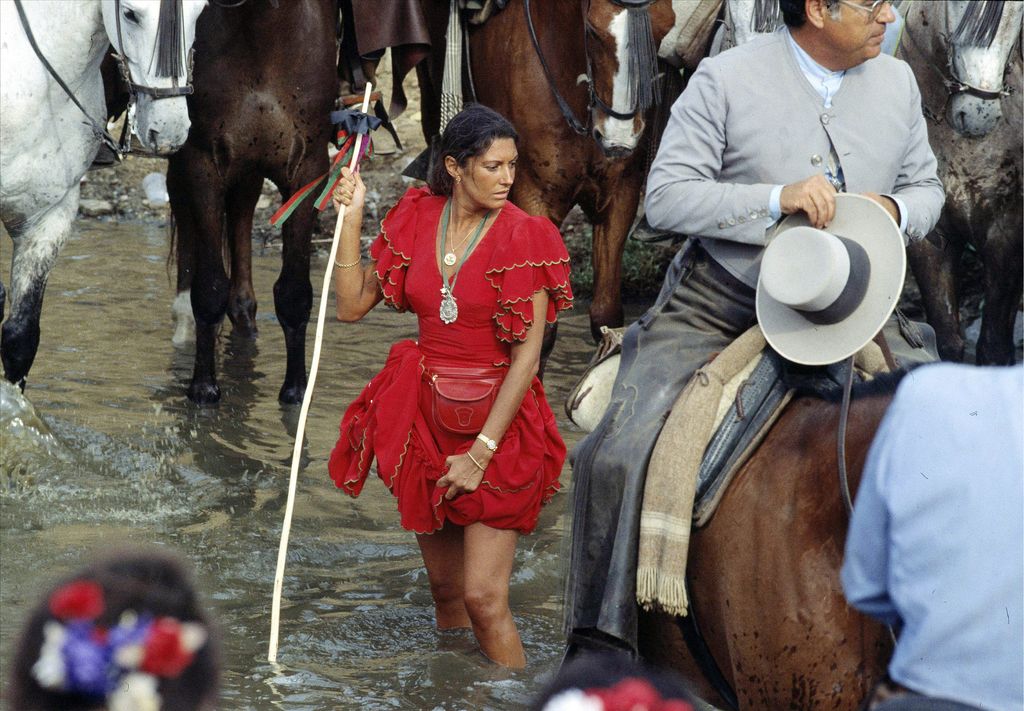 Carmen Ordóñez cruzando el río Quema en la romería de El Rocío en el año 1995