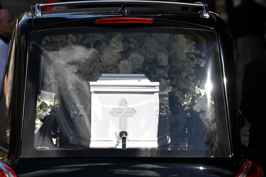 Tras el servicio religioso en Swansea, el cortejo fúnebre ha puesto rumbo a Skewen, la localidad natal de Bonnie Tyler, antes de una ceremonia privada reservada a su familia