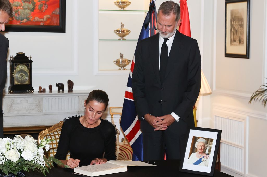 La reina Letizia, firmando en el libro de condolencias tras la muerte de Isabel II de Reino Unido en septiembre de 2022