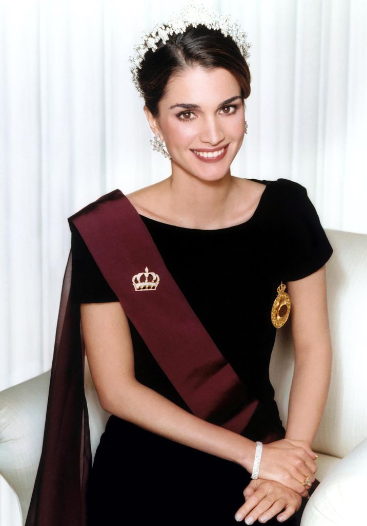Posado de Rania de Jordania con la tiara de Cartier, con motivo de su 10º aniversario de boda.