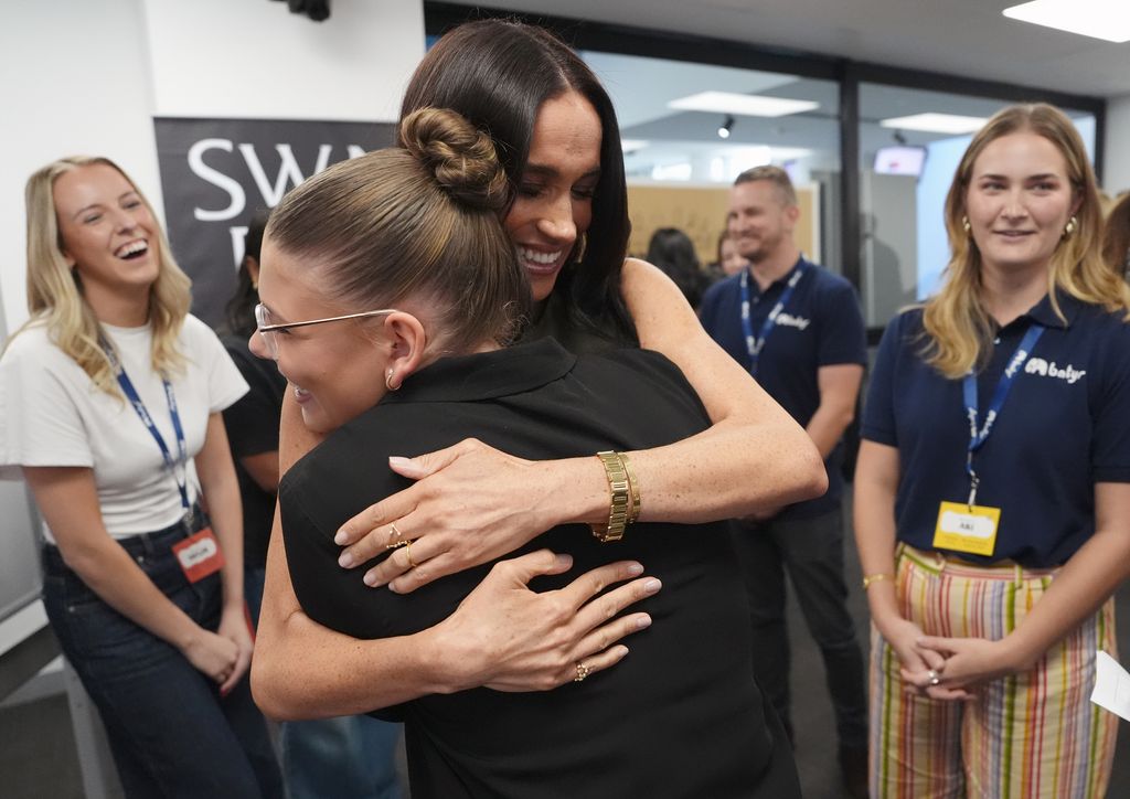 Meghan Markle se reunió con jóvenes que están atravesando por duros momentos en cuanto a su salud mental por el acoso en línea.