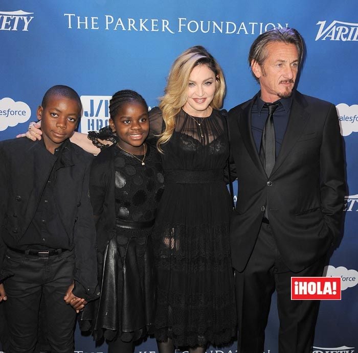 Madonna combina a la perfección su faceta de artista y madre, en la imagen se la puede ver asistiendo a una gala con sus dos hijos pequeños, David y Mercy, y posando con su ex Sean Penn
