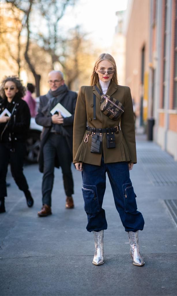 leonie hanne con jeans y blazer verde oliva
