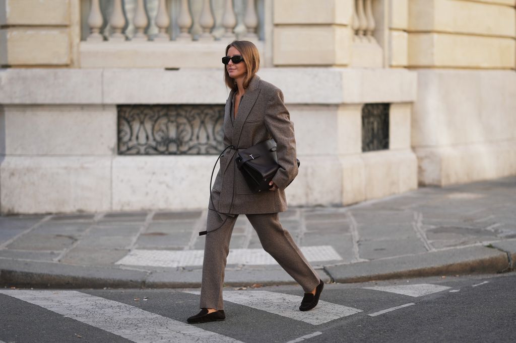 Diane Batoukina confirma el encanto de los mocasines de ante marrón con aire masculino.