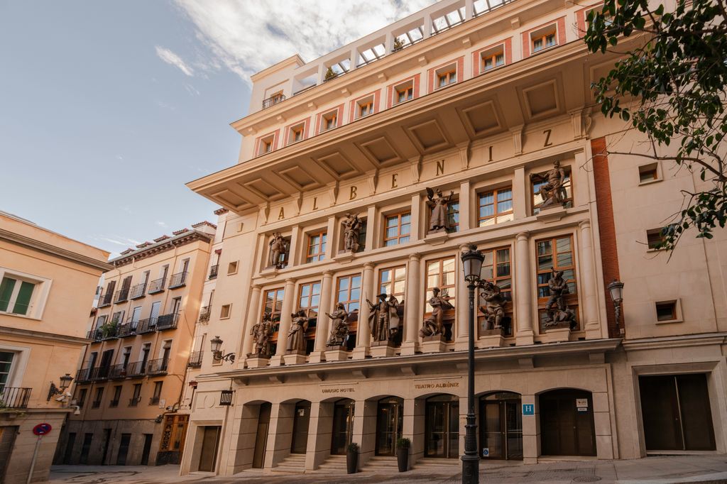 La imponente fachada de Umusic Hotel Teatro Albéniz