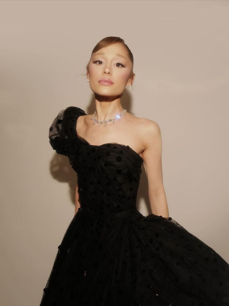 Ariana Grande impacta en Londres con un vestidazo de 1952 para la premier de Wicked