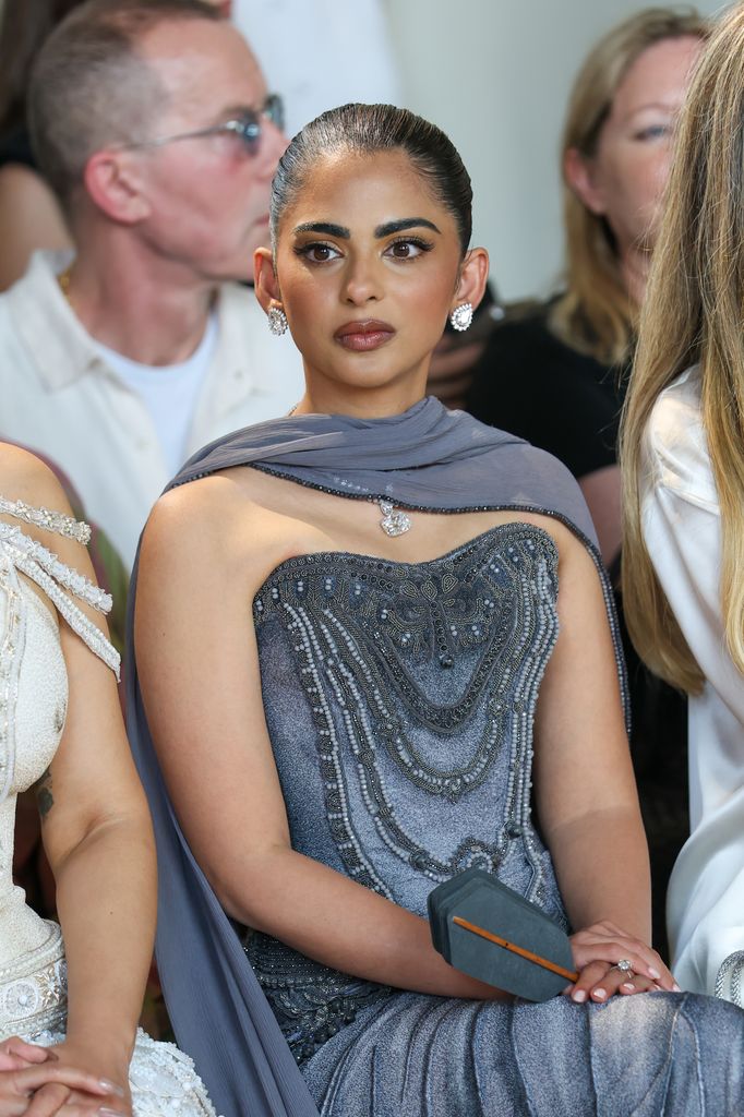 Isha Ambani lleva una silueta gris y un peinado pulido.
