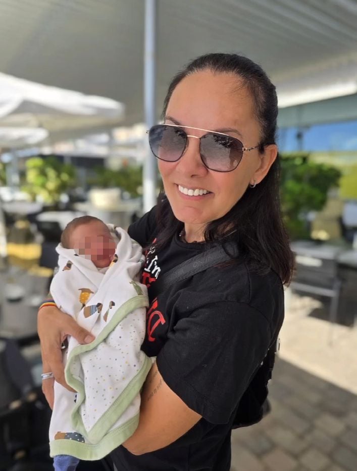 Plano medio de Raquel Morillas con su sobrino recién nacido