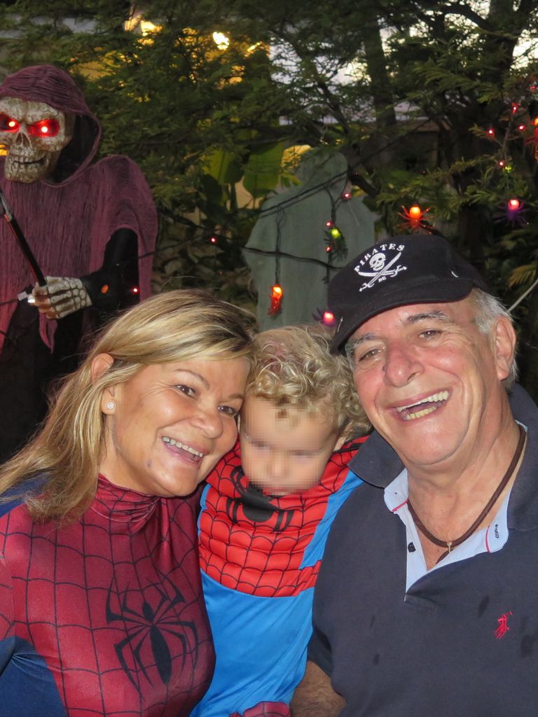 Disfrazado de Spiderman con sus abuelos Cari Lapique y Carlos Goyanes
