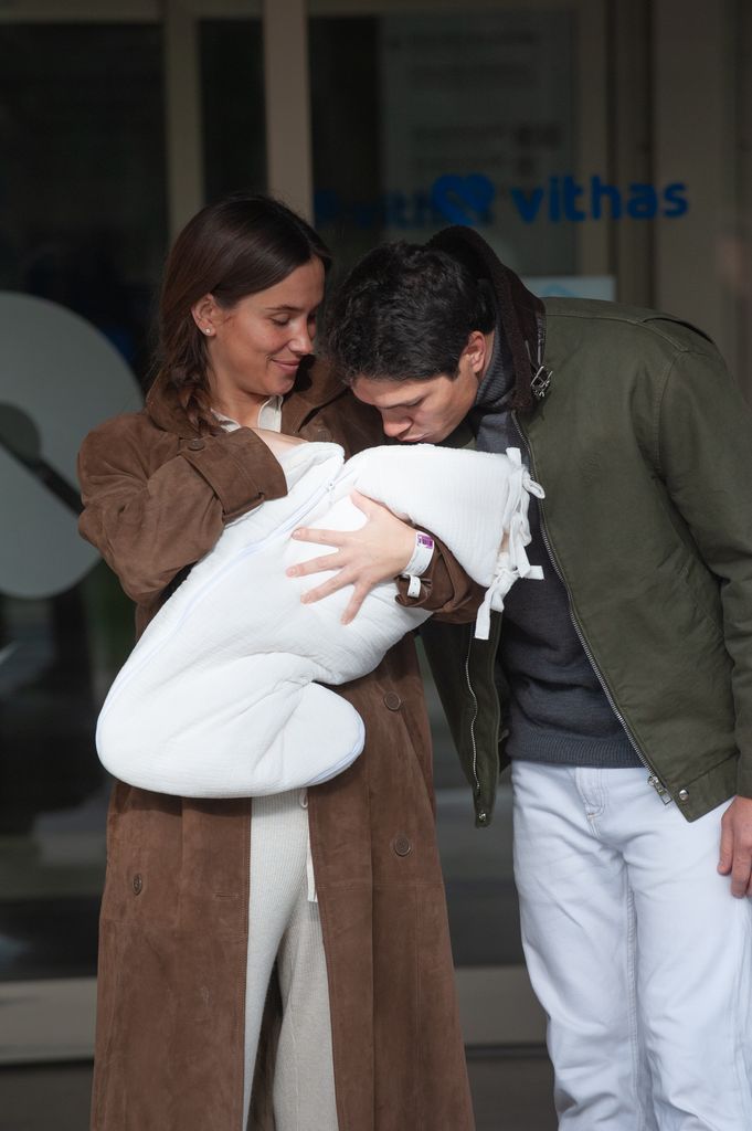 El tierno gesto de Pablo Castellano con su hija Mariana, tras la salida de la pareja del hospital en el que han dado a luz a su tercer bebé en común