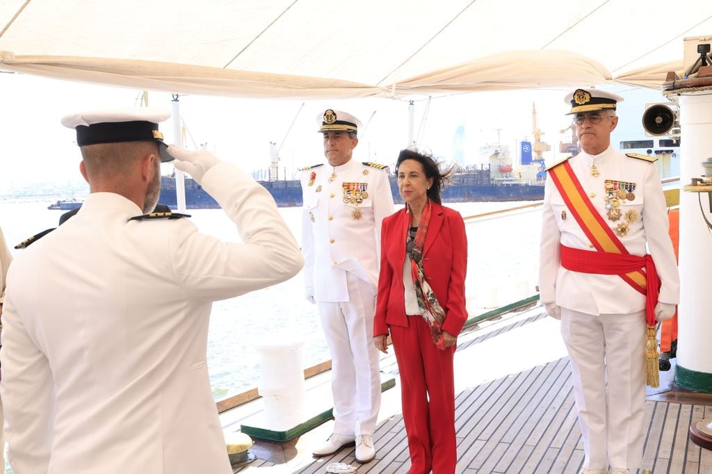 Margarita Robles en Montevideo con el buque Juan Sebastian Elcano