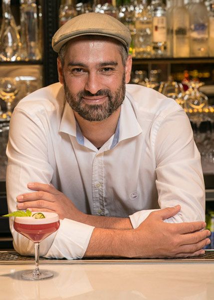 La lista de reconocimientos de Diego Cabrera, mejor barman de España en 2011, es casi tan extensa como la carta de cócteles que prepara en 'Platea Madrid'.
