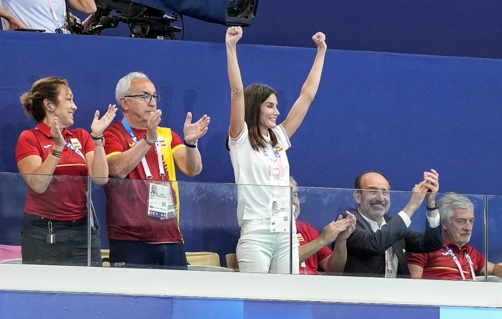 La reina Letizia animando al equio de Waterpolo en las Olimpiadas de París