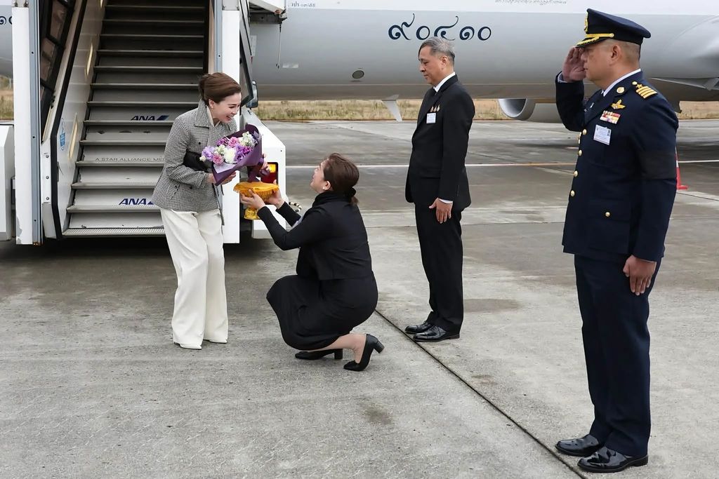 La reina Suthida de Tailandia, a su llegada al aeropuerto de Nuevo Chitose en Hokkaidō (Japón), tras pilotar ella misma la aeronave real