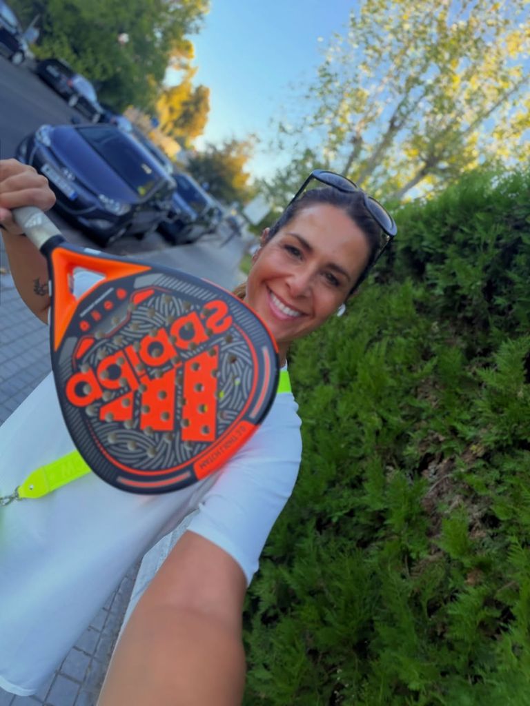 Nuria Roca con su pala de pádel cumpliendo sus propósitos para el curso 2026-2027