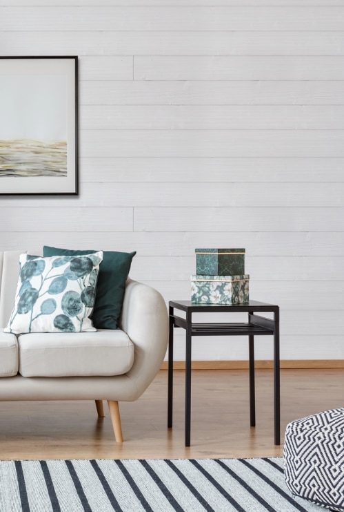 Salón con pared de tablones de madera
