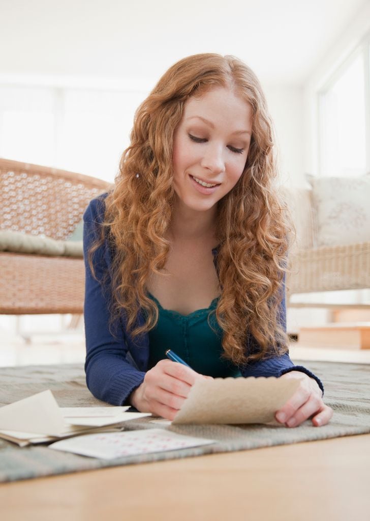 chica escribiendo