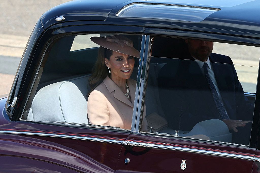 Kate Middelton y el príncipe Guillermo se marchan en coche, sin cinturón, tras saludar al presidente francés Emmanuel Macron y a su esposa Brigitte Macron en su visita de Estado en 2025