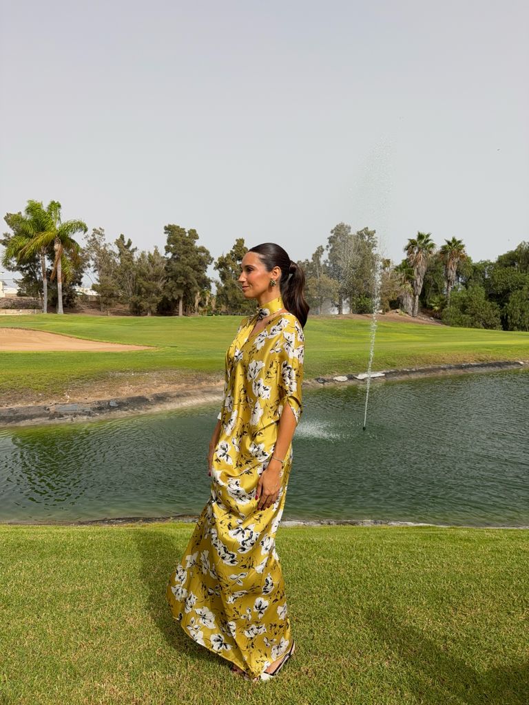 Carol Martín, con un caftán amarillo de bonito estampado floral