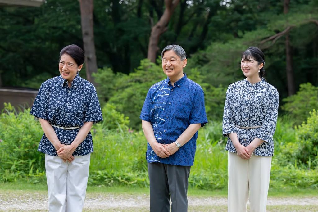 Los emperadores Naruhito y Masako, junto a su única hija, la princesa Aiko, reciben a la prensa en su tradicional retiro de verano