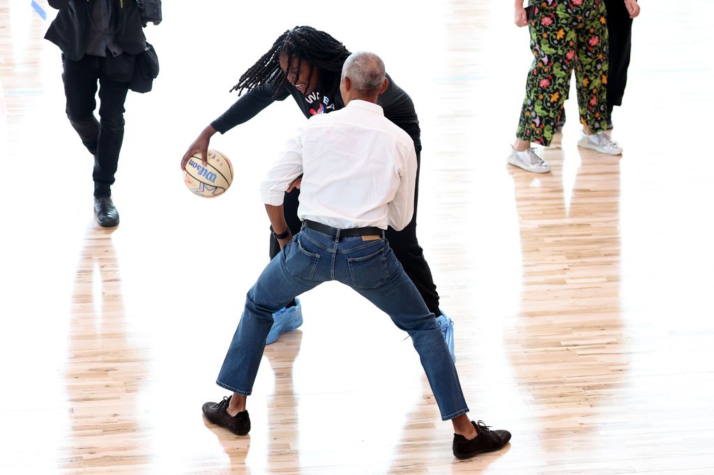 El baloncesto sigue siendo una de las grandes pasiones de Barack Obama, aunque reconoce que, a sus casi 65 años, prefiere proteger sus rodillas y su tendón de Aquiles para evitar lesiones