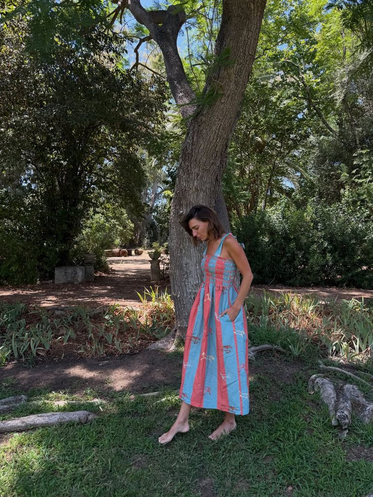 Eugenia Osborne vuelve a su casa de la infancia en Jerez de la Frontera con un vestido de rayas de firma española.