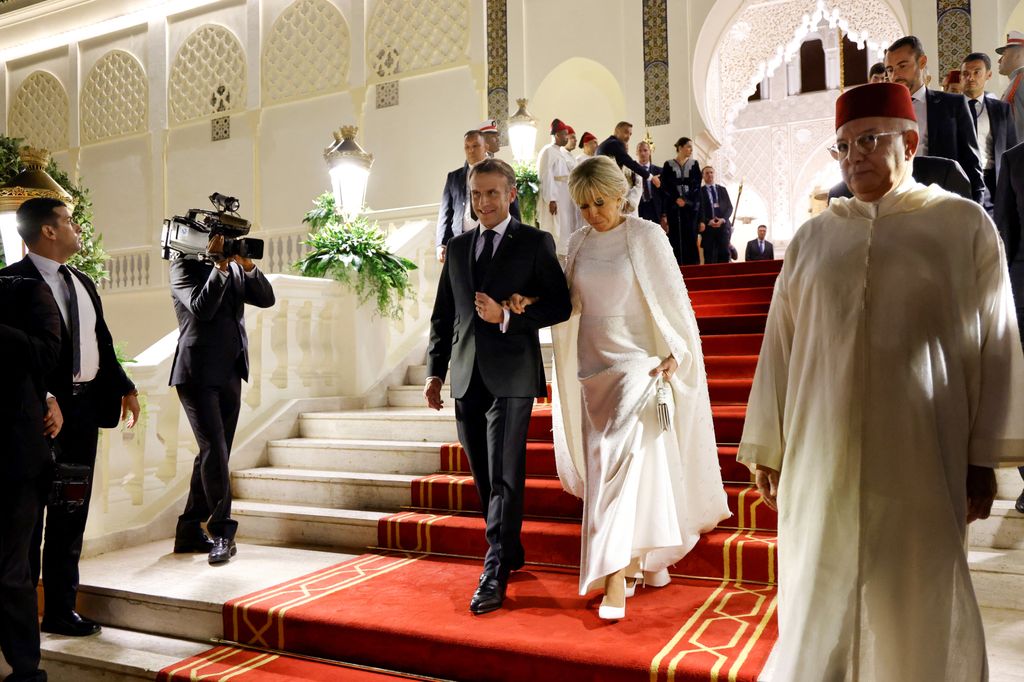 Plano general de Emmanuel y Brigitte Macron saliendo de una cena de Estado en el Palacio Real de Rabat
