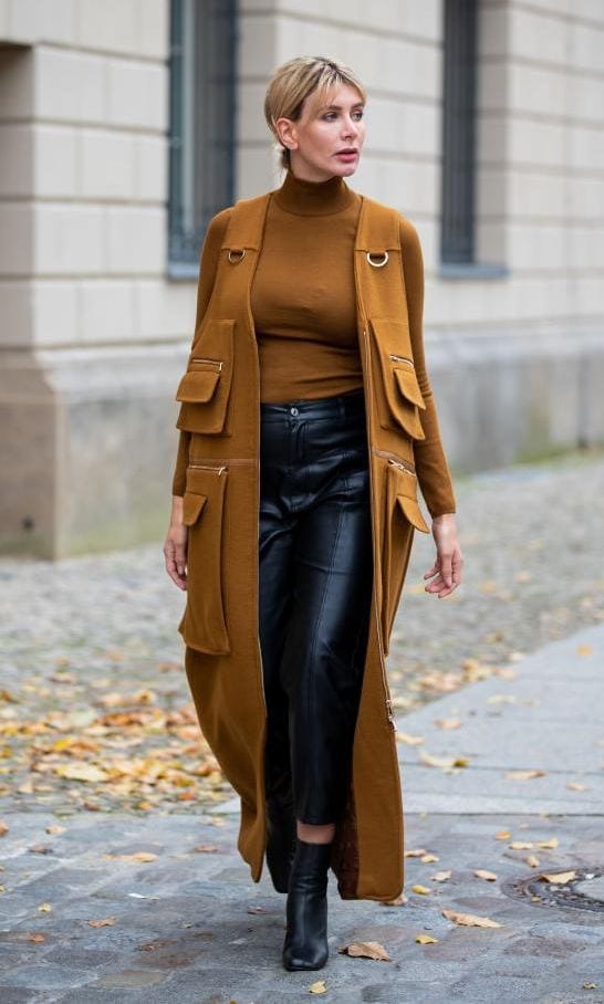 look de street style con cropped pants y booties