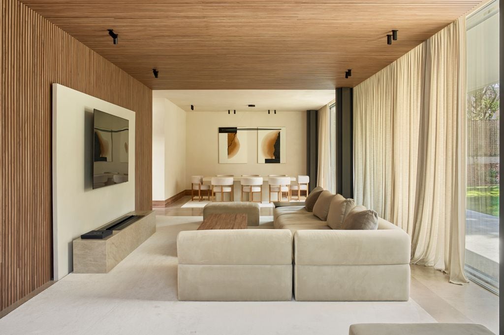 Salón comedor decorado en tonos tierra
