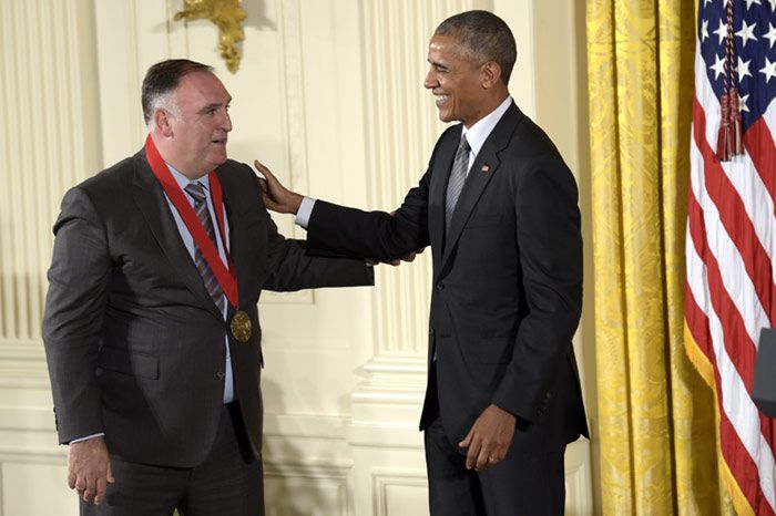 El pasado 22 de septiembre, Barack Obama condecoraba a Andrés con la ‘Medalla Nacional de las Artes y Humanidades' durante una recepción celebrada en la Casa Blanca.
