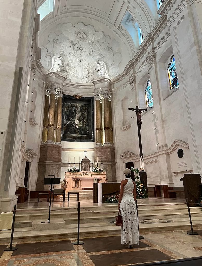 Georgina Rodríguez en el interior de una iglesia